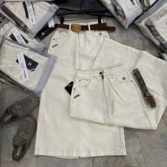 TB8127-Chân váy jean đính logo Kem + Nịt
