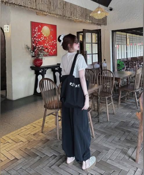 VGU0354-Set áo thun trắng in chữ, quần dài ống rút dây Đen (2 món)