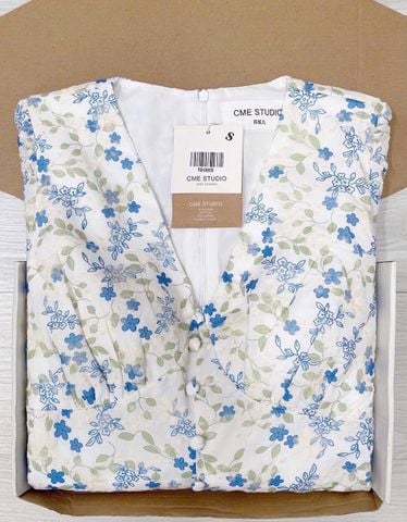 TQ4305-Đầm hoa cổ V đính nút bọc nhúng ngực