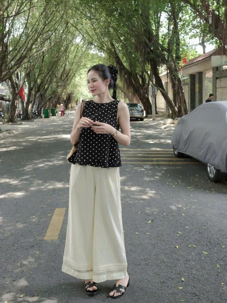 TB5737-Set áo chấm bi đen phối nút sau lưng, quần dài phối ren Kem+cột tóc