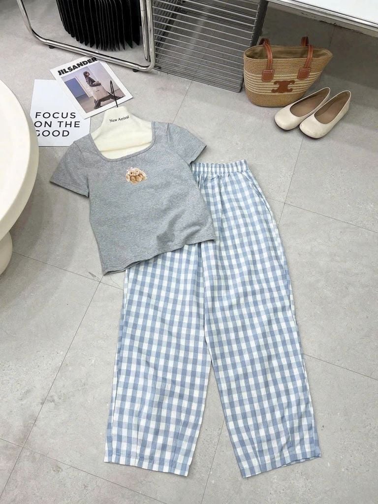 KS0826-Set áo thun Trắng in hình, quần caro Đen