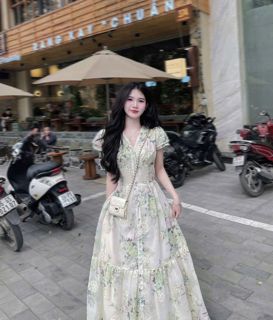 TB5738-Đầm kate thêu cổ V đính nút bọc