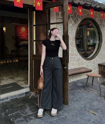 VGU0374-Set áo thun đen in chữ Sarin, quần suông sọc Xám