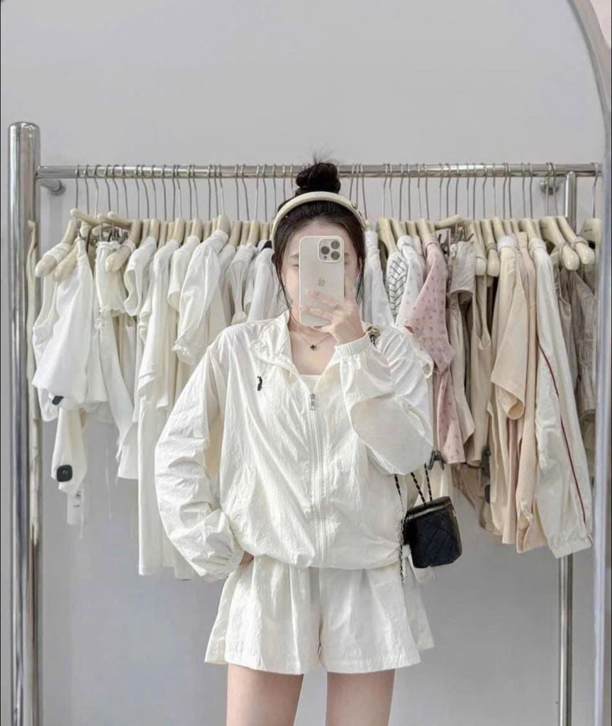 TB8398-Set áo khoác thêu ngựa, quần short Trắng
