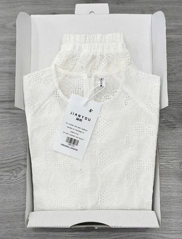 TB8372-Set thêu hoa CC , áo tay lỡ + quần short Trắng