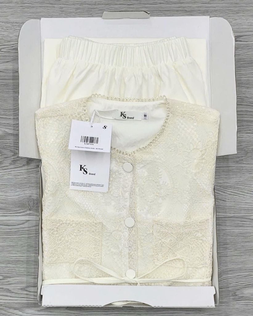 KS0799-Set áo ren thêu nút bọc phối túi CC, CV dài Kem