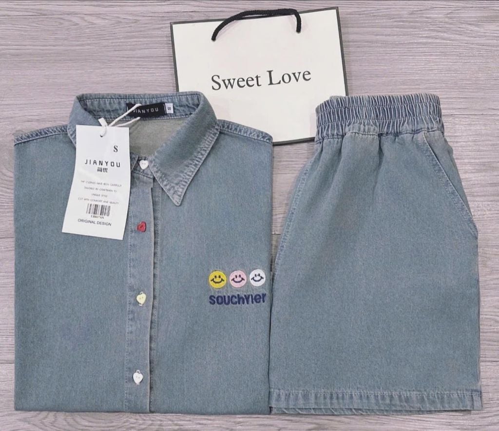 TB8376-Set jean, áo sơ mi thêu mặt cười+quần short Xanh Nhạt
