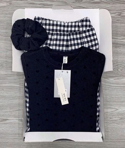 KS0824-Set áo thun body in tim, CV dài caro Đen + cột tóc (full đen)