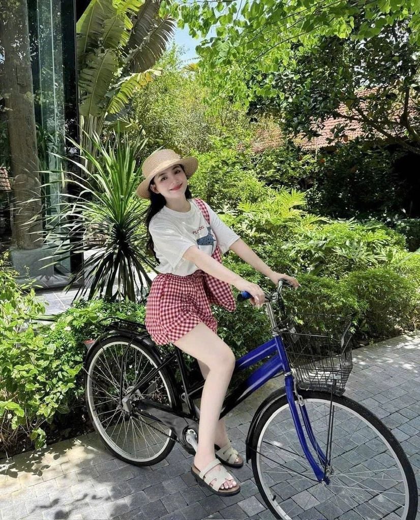 TB8416-Set áo thun trắng in hình cún, quần short caro Đỏ + Túi