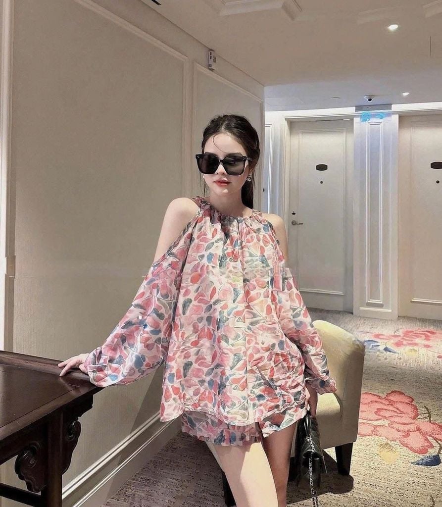 TQ1802-Set áo cổ  kiểu yếm hở vai, quần short họa tiết Hồng