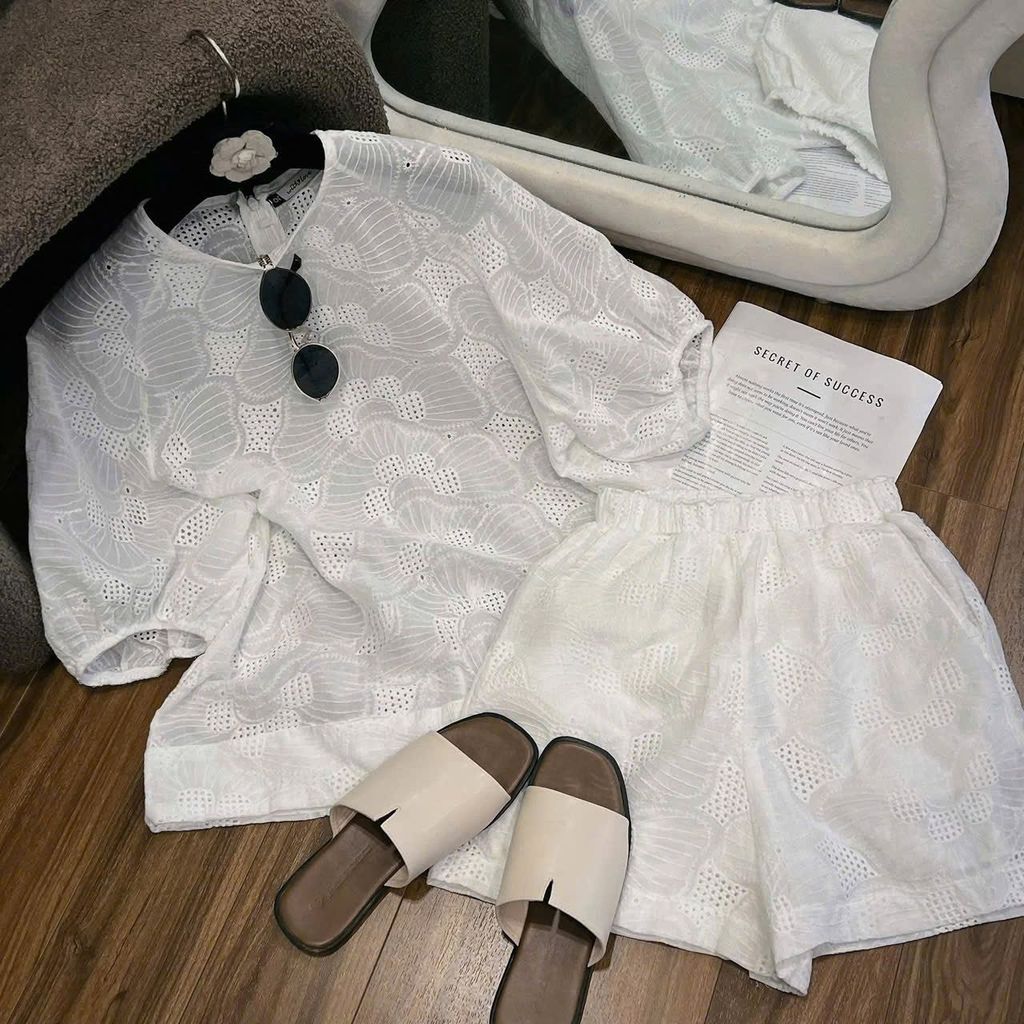 TB8372-Set thêu hoa CC , áo tay lỡ + quần short Trắng