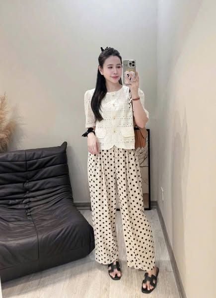 SKY8405-Set áo xô thêu phối nắp túi, quần chấm bi Kem