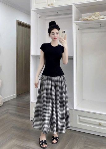 KS0823-Set áo thun body in tim Kem, CV dài caro Đen + cột tóc