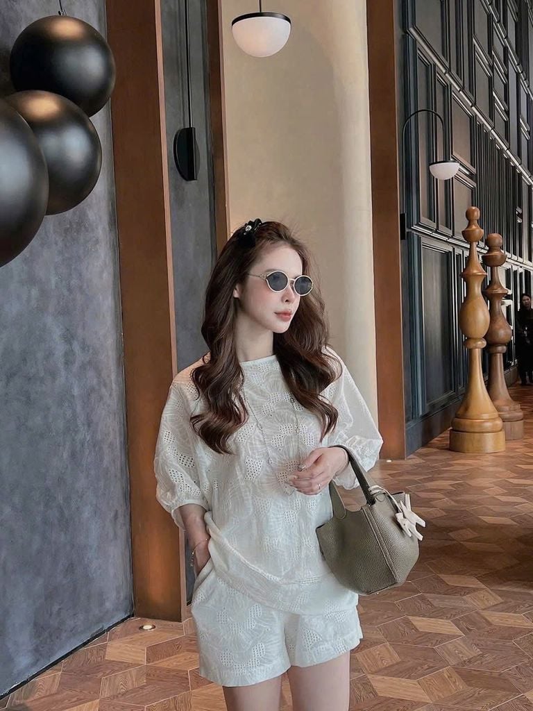 TB8372-Set thêu hoa CC , áo tay lỡ + quần short Trắng