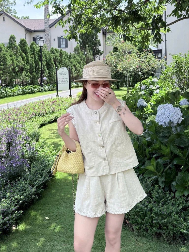 VGU0402-Set áo sát nách + quần short phối viền ren Kem