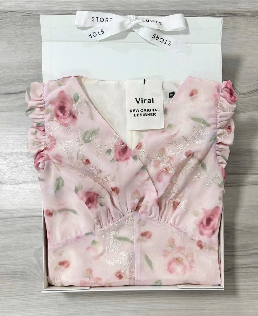 VRA0635-Đầm hoa cổ V thêu chỉ nhũ Hồng