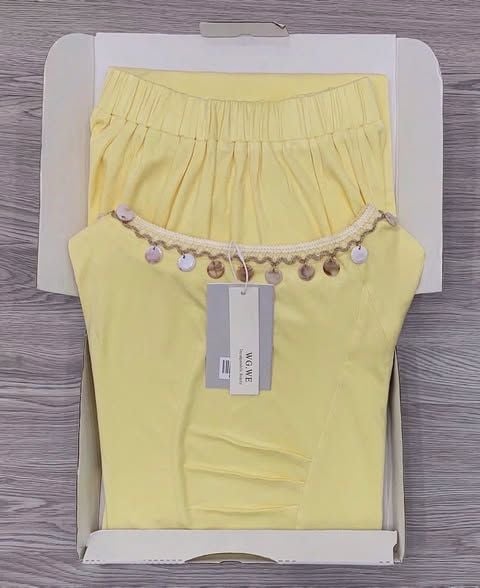 KS0877-Set áo kiểu lệch vai viền cổ đính charm, CV dài Vàng