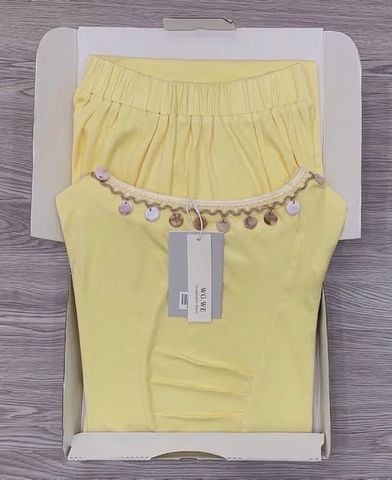 KS0877-Set áo kiểu lệch vai viền cổ đính charm, CV dài Vàng