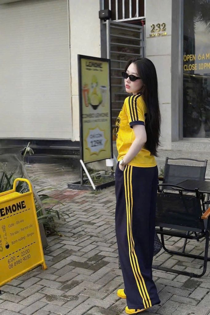 TB8502-Set thể thao, áo thun vàng in số 26+quần dài phối sọc