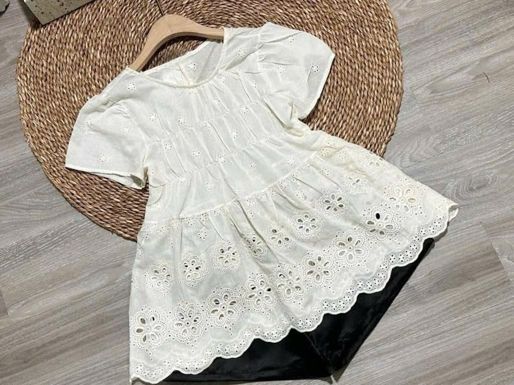 TQ4325-Set áo trắng thêu hoa lỗ, quần short Đen