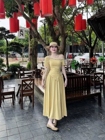 KS0877-Set áo kiểu lệch vai viền cổ đính charm, CV dài Vàng