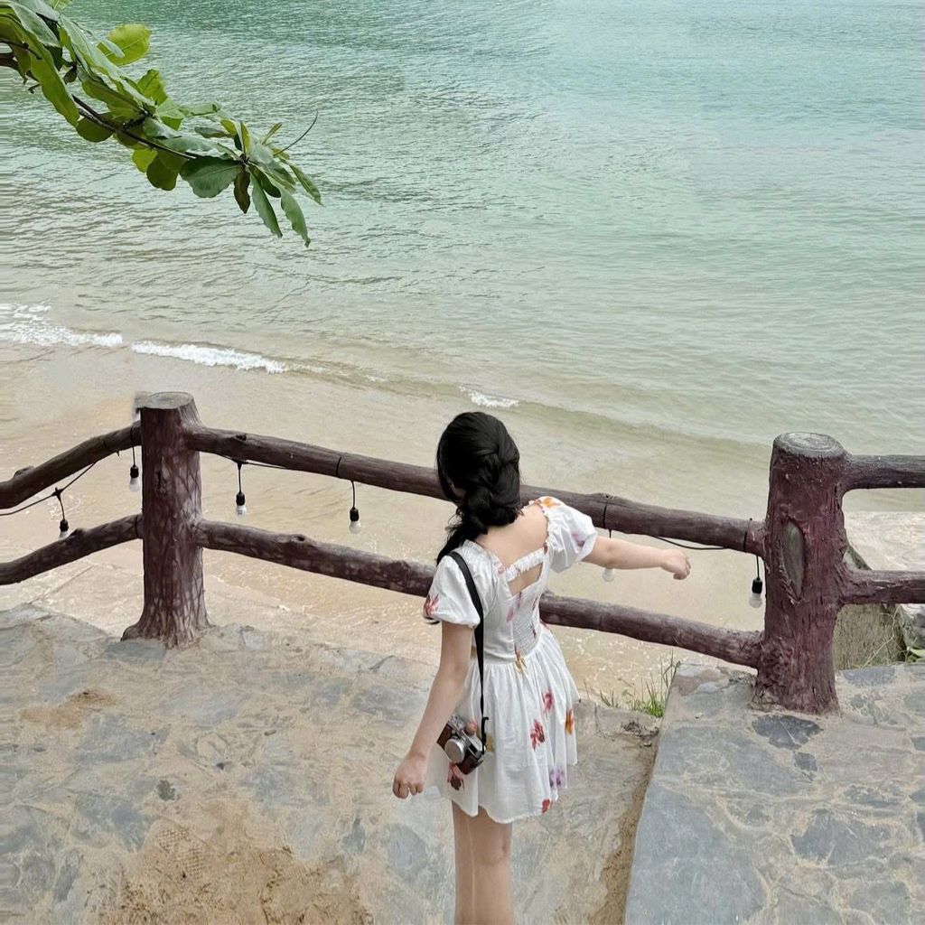 KS0873-Đầm ngắn cổ V nhúng bèo họa tiết hoa
