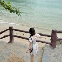 KS0873-Đầm ngắn cổ V nhúng bèo họa tiết hoa