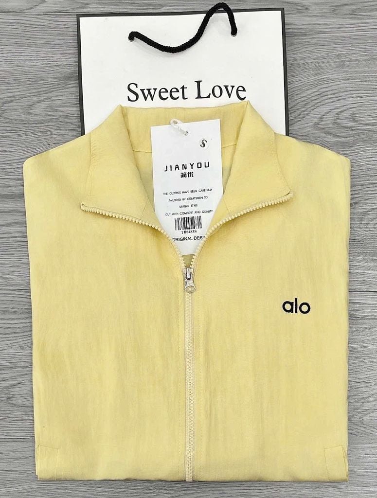 TB8483-Áo khoác gió thêu aloo Vàng (lẻ)