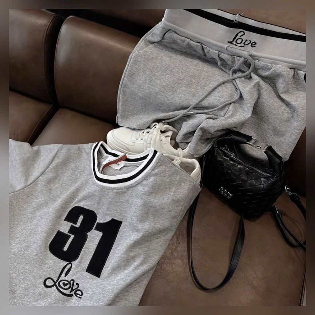 VGU0477-Set áo phối viền số 31, quần short thêu chữ Xám