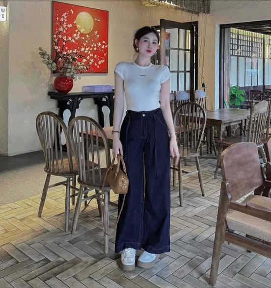 KS0884-Set áo thun body thêu chữ Sarin, quần jean suông