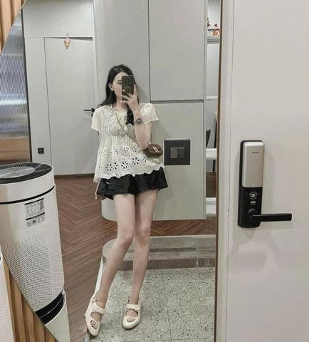 TQ4325-Set áo trắng thêu hoa lỗ, quần short Đen