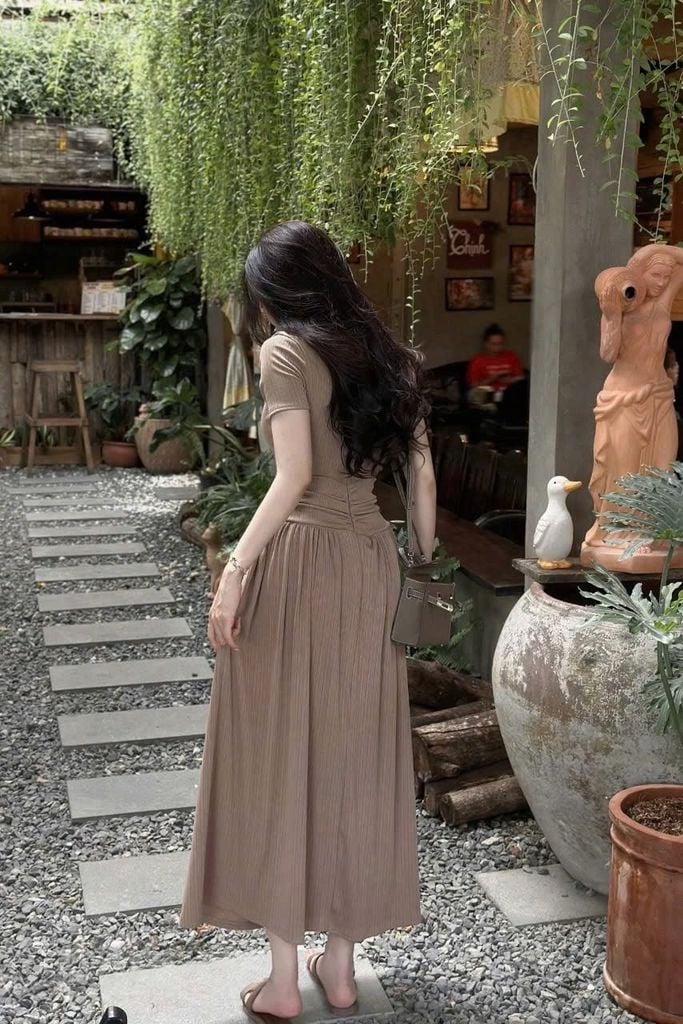 KS0837-Đầm thun body nhúng eo đính nút bọc Nâu