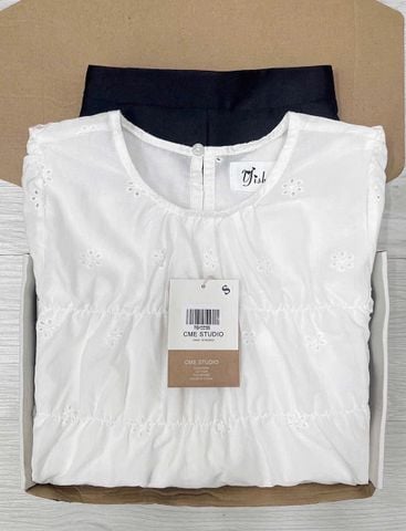 TQ4325-Set áo trắng thêu hoa lỗ, quần short Đen