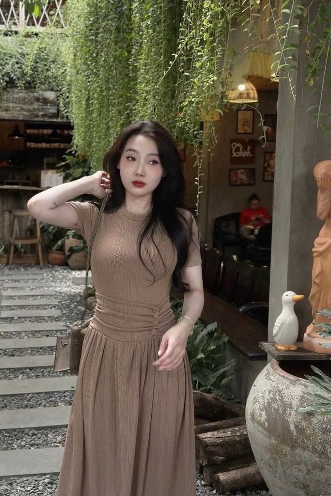 KS0837-Đầm thun body nhúng eo đính nút bọc Nâu