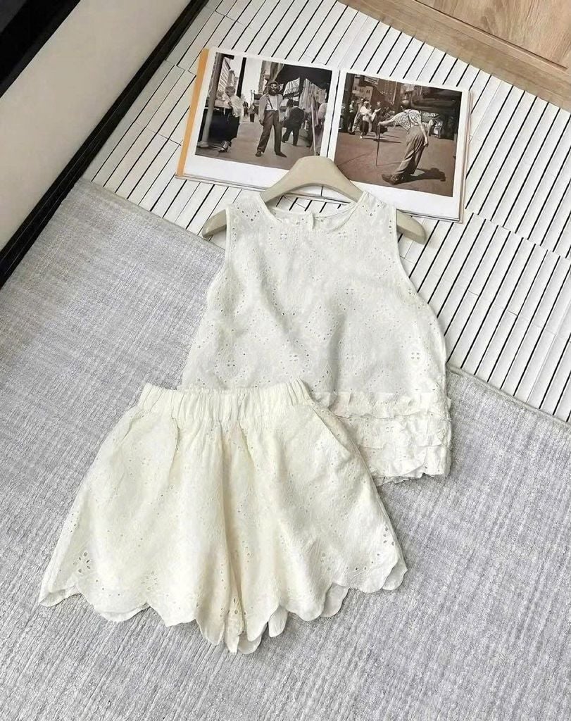 TQ4338-Set xô thêu, áo sát nách chân bèo+quần short viền lazer Kem