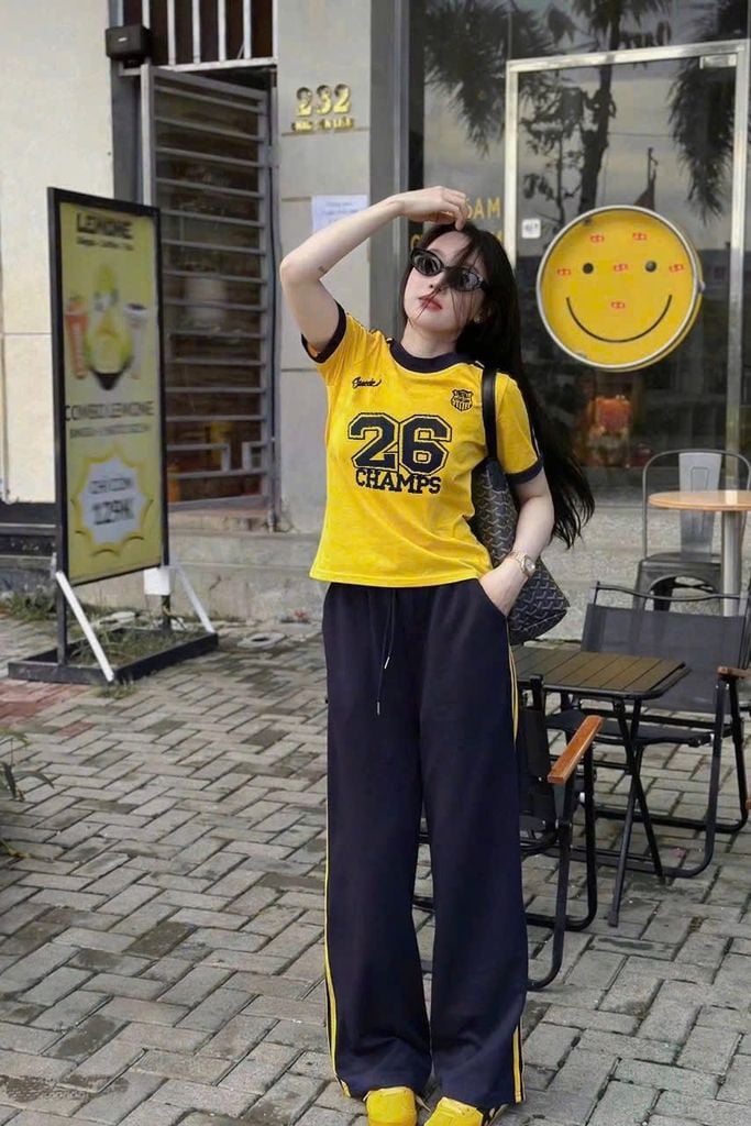 TB8502-Set thể thao, áo thun vàng in số 26+quần dài phối sọc