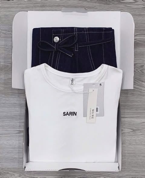 KS0884-Set áo thun body thêu chữ Sarin, quần jean suông