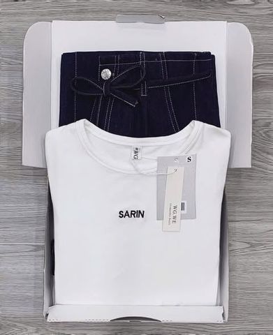 KS0884-Set áo thun body thêu chữ Sarin, quần jean suông