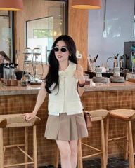 VGU0492-Set áo cổ sen phối túi, CV xếp li ngắn Nâu