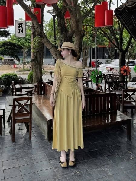 KS0877-Set áo kiểu lệch vai viền cổ đính charm, CV dài Vàng