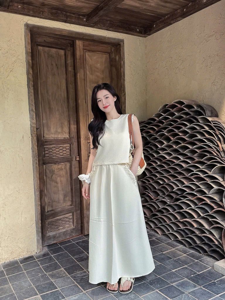 TB8505-Set áo sát nách nhúng bèo phối nút sau lưng +CV dài Kem