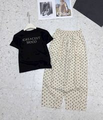 TQ1811-Set áo thun đen thêu chữ, quần chấm bi Kem