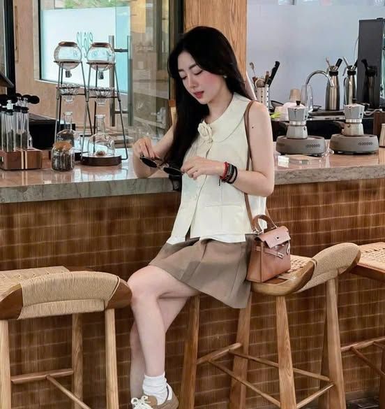 VGU0492-Set áo cổ sen phối túi, CV xếp li ngắn Nâu