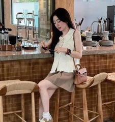 VGU0492-Set áo cổ sen phối túi, CV xếp li ngắn Nâu