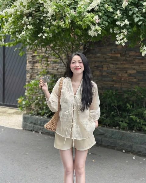 VGU0465-Set áo tơ thêu hoa cột nơ, áo 2 dây,quần short Kem