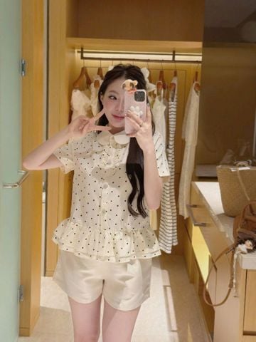KS0902-Set áo chấm bi cổ sen viền bèo, quần short Kem