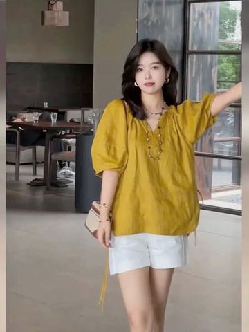 KS0909-Set áo vàng cổ V cột nơ eo, quần short Trắng