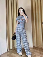 TB8523-Set áo thun phối viền cổ in hình, quần suông sọc caro Xanh