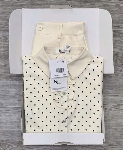 KS0902-Set áo chấm bi cổ sen viền bèo, quần short Kem
