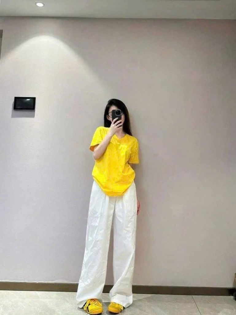 TQ4348-Set áo thun cổ tim thêu ngựa, quần suông Trắng
